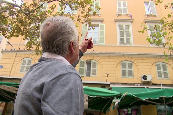 Sejo Ferdinand montre son ancien immeuble, qu'il a dû quitter il y a 5 ans à la suite d'un arrêté de péril.