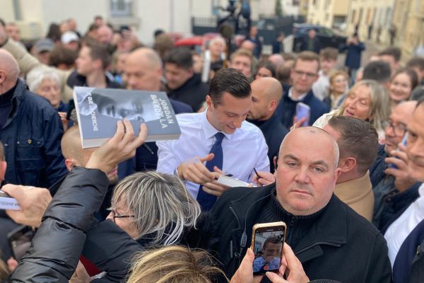 Jordan Bardella dédicace son livre à la Sainte-Catherine de Vesoul, le 25 novembre 2024.