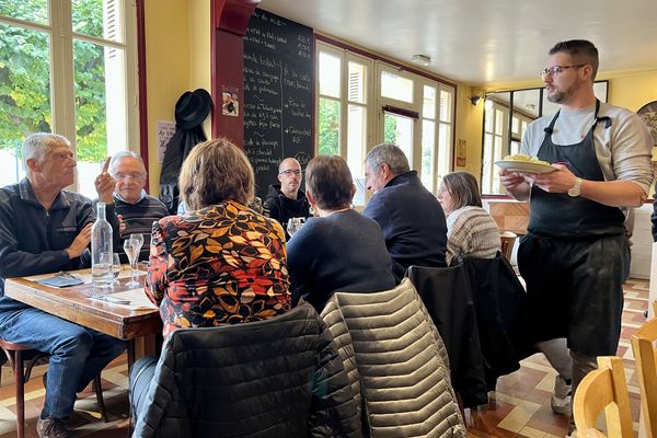 Ambiance conviviale au bistrot de pays, le Jeanne d'Arc à Huismes, en Indre-et-Loire