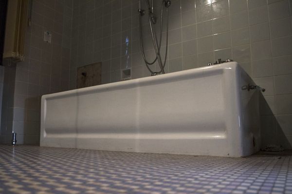 Le cambrioleur a décidé durant son effraction de prendre un bain.