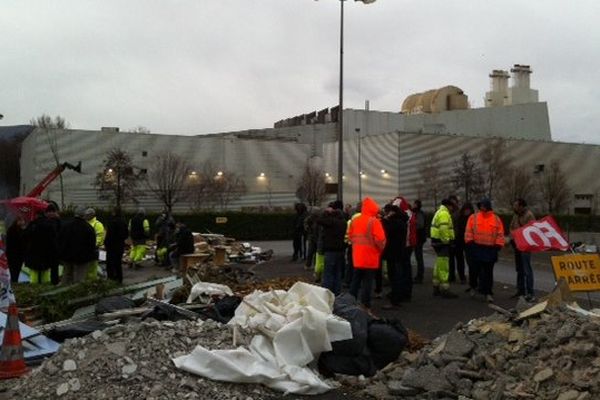 Les éboueurs bloquaient l'accès du Centre Athanor, où les ordures ménagères sont brûlées, depuis lundi 