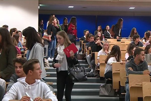 Rentrée lundi 11 septembre des étudiants de l'université de Bayonne, au Pays basque.