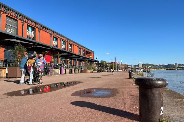 Les quais de Rouen ne sont pas équipés de rambardes.