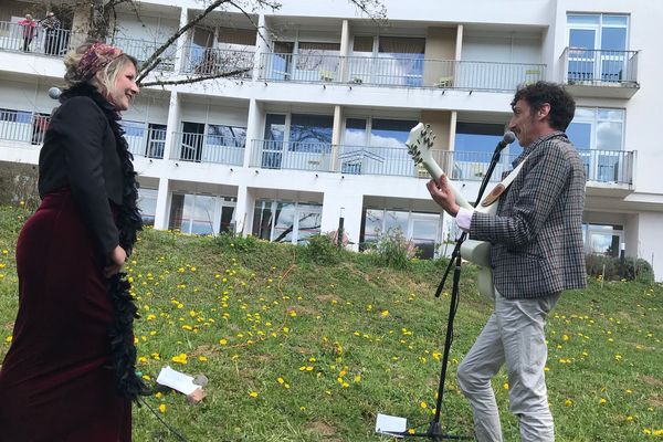 Laure Nonique Desvergnes et Sébastien Chadelaud en pleine représentation dans le jardin de l'EHPAD des Fontaines à Tulle.