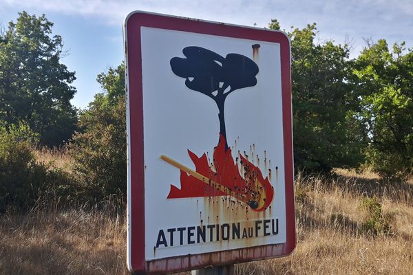 Un panneau "Attention au feu" aux abords d'une forêt - Photo d'illustration 