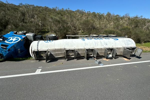 Un camion transportant des produits chimiques s'est renversé sur l'A66.