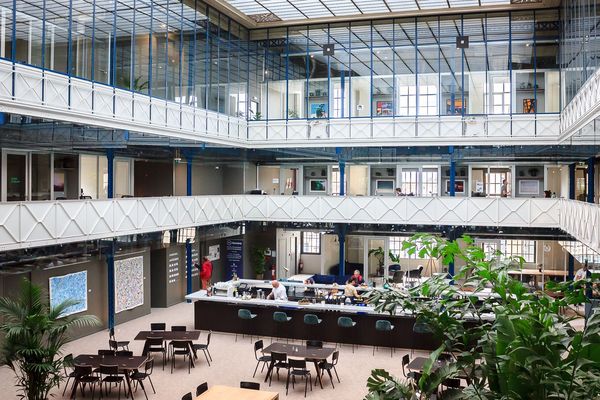 La Halle Héméra, nouvel espace de co-working bordelais installé dans l'atrium de l'ancienne usine Marie Brizard