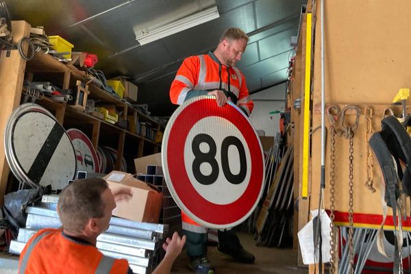 Dans le Puy-de-Dôme, les employés des centres techniques ont changé les panneaux de limitation à 80 km/h.