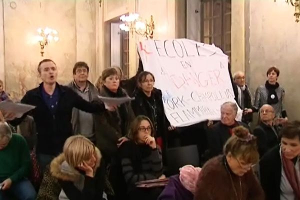 Le conseil municipal a été perturbé par les parents d'élèves et professeurs des 4 groupes scolaires des Grésilles, dans la soirée du lundi 24 novembre