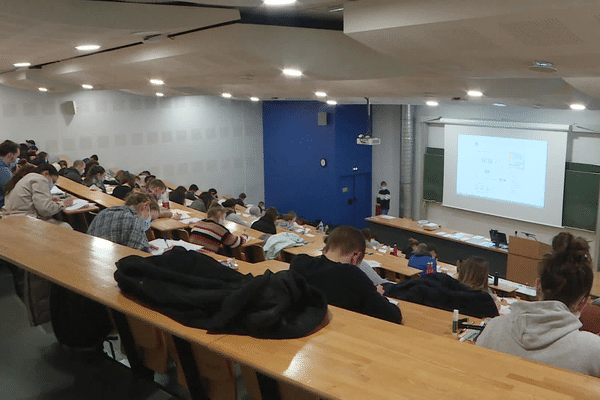 Les étudiants dans un amphithéâtre de l'Université Reims Champagne-Ardenne.