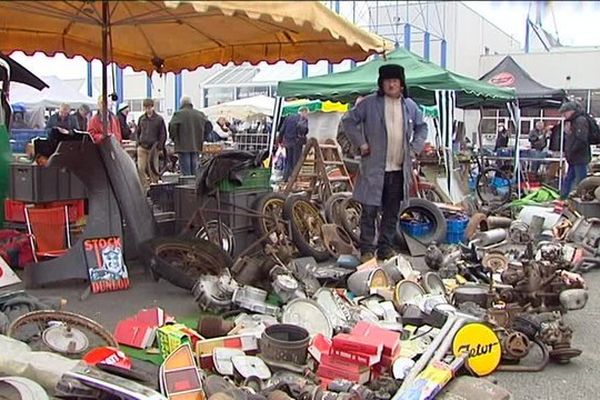 Un exposant au salon rétro pièces