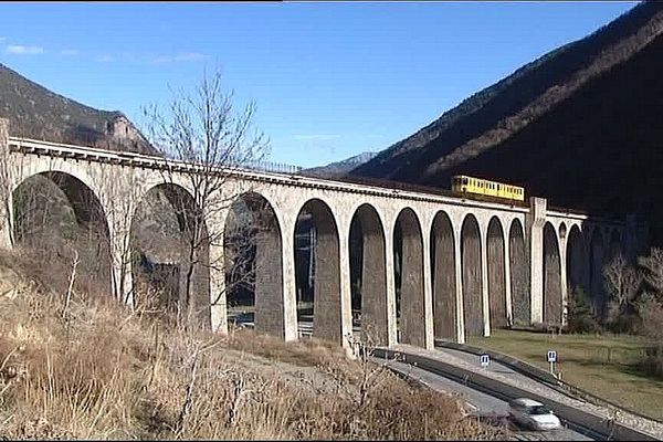 Le train jaune traverse la commune catalane de Thues-entre-Valls sur 10kms.