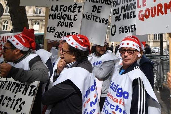 Des manifestants déguisés en père Noël protestent contre la fin annoncée du marché de Noël sur les Champs Elysées, le 3 juillet 2017 près de l'Hôtel de Ville de Paris.
	