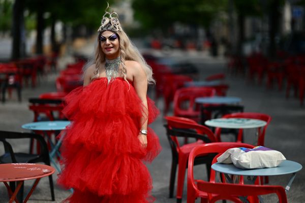 Miss Martini, drag-queen, portera la flamme olympique à Digne-les-Bains. Ici, elle est photographiée à Marseille.