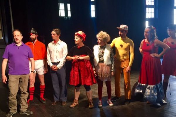 Les apprentis clowns en stage à Niort avec la compagnie Matapeste.