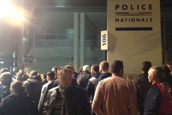 Rassemblement spontané devant le commissariat central de Clermont-Ferrand, mardi soir. Une centaine de policiers étaient présents.