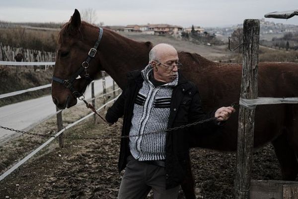  Le docteur  Roberto Anfosso s'apprête à faire ses visites.