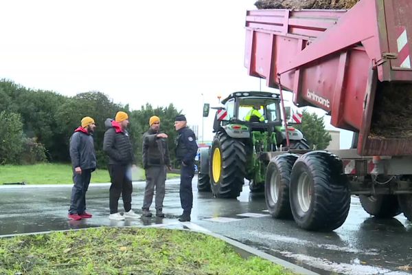 Des agriculteurs de la CR 47 bloquent l'accès au port de Bassens, au nord de Bordeaux, 21 novembre 2024.