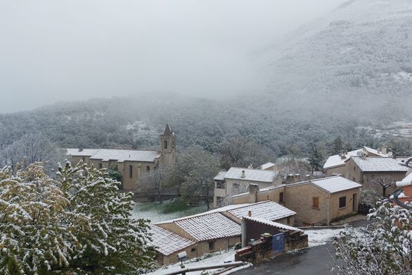 Le village de La Bastide, dans le Var, à la frontière des Alpes-Maritimes, est sous la neige.