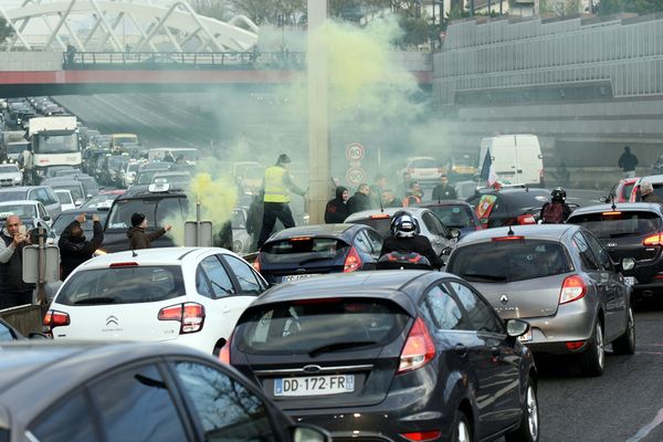 Opération escargot des chauffeurs de VTC en colère ce lundi matin sur le périphérique de Toulouse.