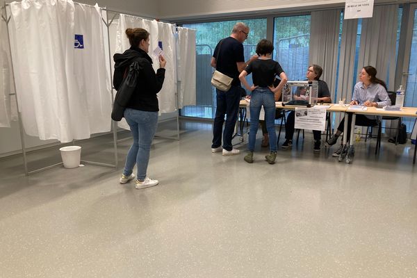 Des électeurs de Cronenbourg se rendent au bureau de vote pour les élections législatives 2024.