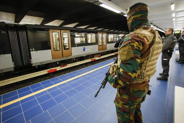 Un militaire dans le métro bruxellois en avril 2016. Image d'illustration. 