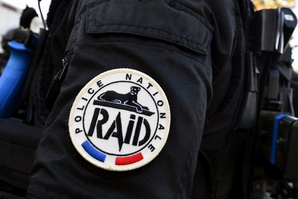 Dimanche 12 avril, à Cusset, dans l'Allier, les policiers du RAID sont intervenus suite à l'appel d'une habitante au sujet de son mari. 