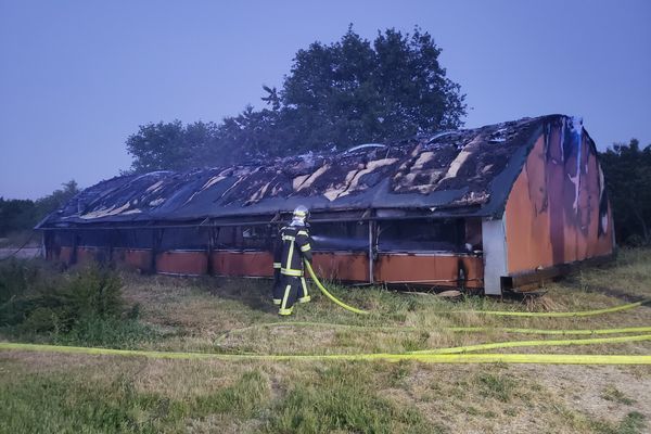 Les sapeurs-pompiers des Deux-Sèvres ont été mobilisés pour maîtriser un incendie dans un bâtiment d'élevage, mardi 15 juin dans la soirée à Largeasse. 