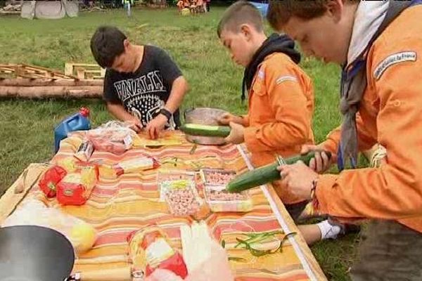 Epluchage de concombres pour les louveteaux