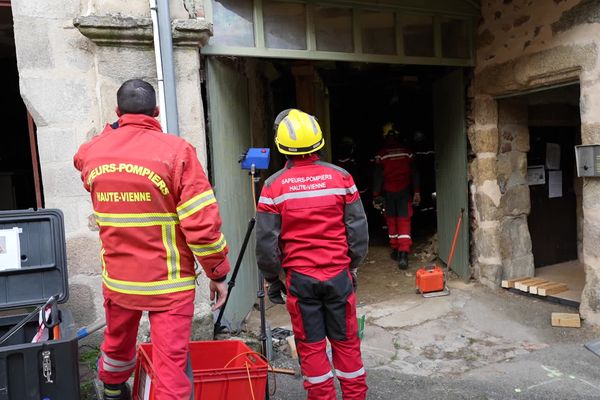 Les équipes de secours et de déblaiement du SDIS 87 en action après l'effondrement d'un mur de soutènement à Limoges.