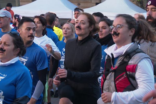 La moustache fait référence au Movember, ce mouvement où on se laisse pousser la moustache en Novembre pour sensibiliser aux pathologies masculines.