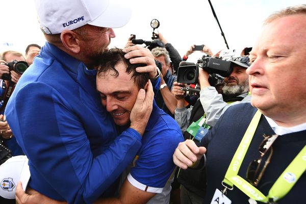 Le golfeur italien Francesco Molinari (au centre) célèbre la victoire de la Ryder Cup dans les bras du capitaine de l'équipe européenne, le Danois Thomas Bjorn, le 30 septembre 2018.