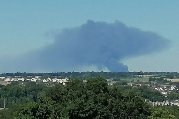 L'incendie s'est déclenché ce lundi 1er juin aux alentours de 10 heures 30, à la gravelle, dans une usine qui fabrique des piscines.