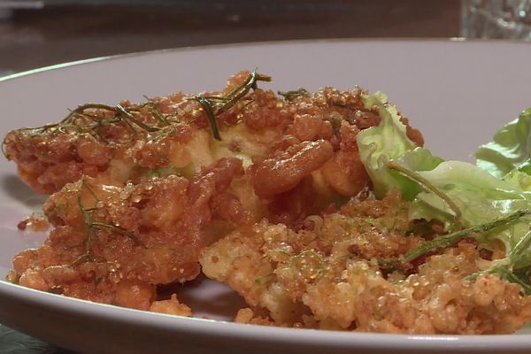 Les beignets de fleurs de sureau se mangent salés ou saupoudrés de sucre pour le dessert et le goûter.