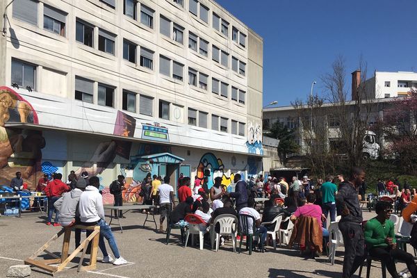 Après avoir défilé depuis la place des Charpennes, les familles et les soutiens se sont retrouvés pour un repas devant l’Amphi Z. Cet après-midi et jusqu'en fin de soirée, des concerts sont également programmés