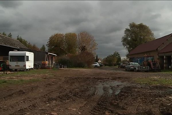 Le couple est expulss des bâtiments situés à droite de la cour ainsi que d'une maison d'habitation (non-visible sur la photo). Il reste locataire de la bergerie située à gauche. Jean-Claude et Odile vont s'installer dans la caravane.