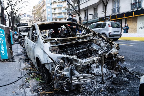 La voiture du président du Département du Lot, Serge Rigal, a pris feu ce lundi 3 juin sur le parking, à Regourd. La voiture était branchée sur une borne lorsque le feu s'est déclaré.(Illustration)