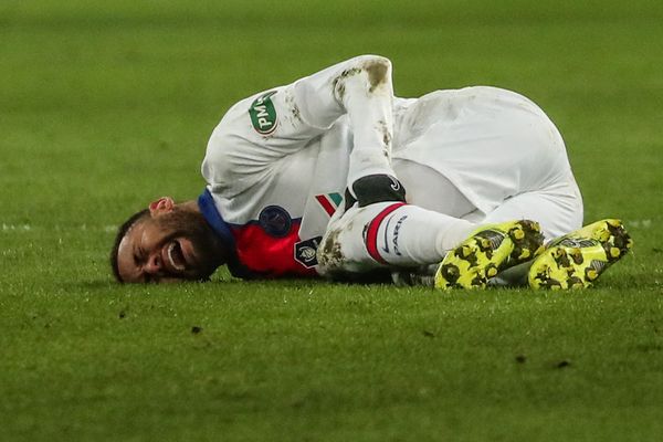 Juste après un choc avec un joueur caennais, Neymar est sorti du terrain tout seul et sans attendre que l'arbitre arrête le jeu, et a filé directement au vestiaire.