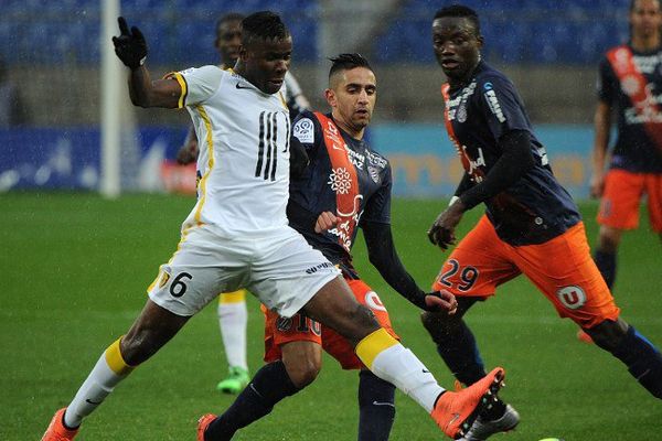  Ibrahim Amadou du LOSC face à Ryad Boudebouz de Montpellier au stade Mosson le 27 février 2016.