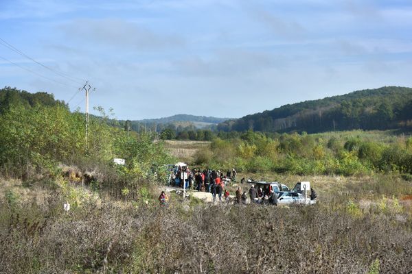 Sur le site de l'ancien projet de barrage de Sivens des hommages à Rémi Fraisse ont lieu chaque année. 10 ans après sa mort, un projet de territoire pourrait permettre de "construire un avenir commun", aux acteurs de la vallée.