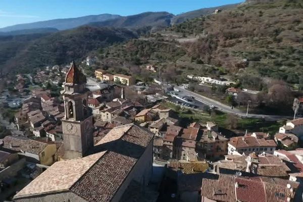 Perché à 650 mètres d'altitude, le village de Lucéram