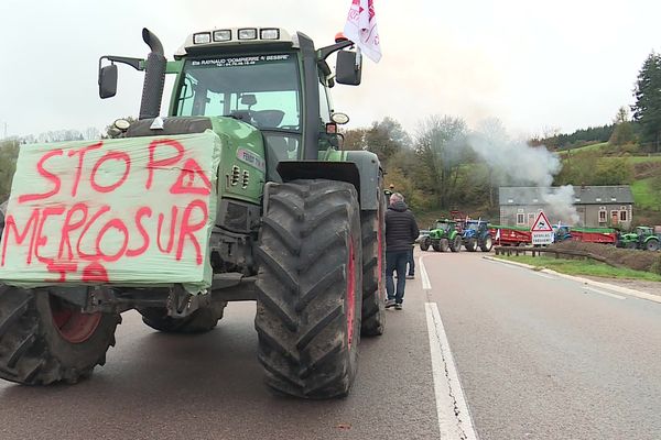 Les agriculteurs de la Nièvre procèdent à des barrages filtrants aux abords de Château-Chinon.