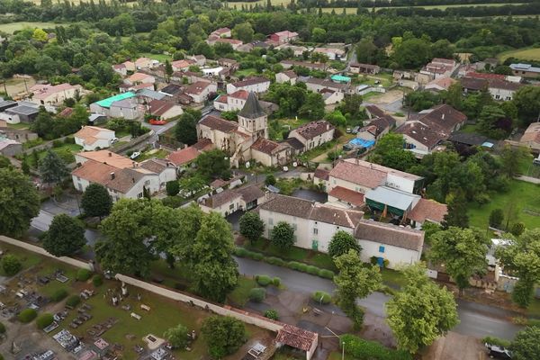 La Laigne, vue du ciel, un an après le séisme