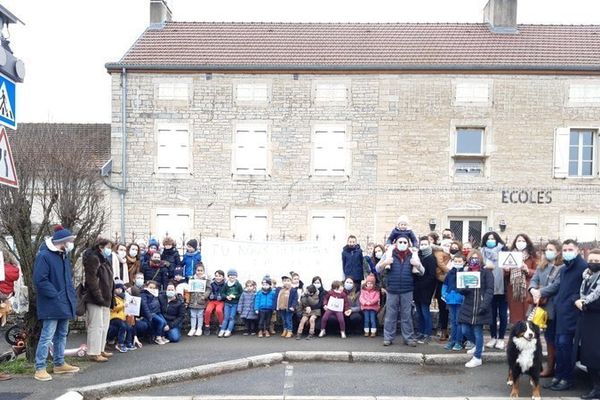 Les élèves et parent d'élèves réunis devant l'école de Fleurey-sur-Ouche le samedi 8 janvier.