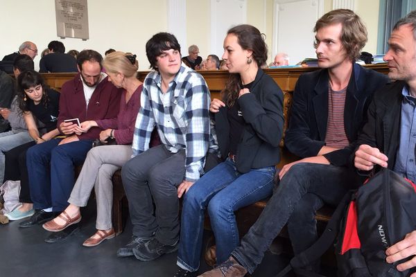 Vers 9h mercredi 17 juin, les accusés attendent l'ouverture de l'audience à la Cour d'appel d'Amiens.