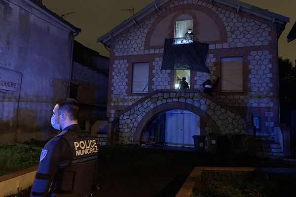 Après le départ des occupants, les forces de l'ordre sont intervenues dans la maison, retenant notamment la banderole de soutien au squatteurs.