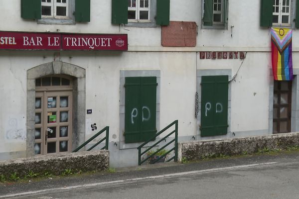 Des tags homophobes ont été inscrits sur le bar le Trinquet à Tardets.