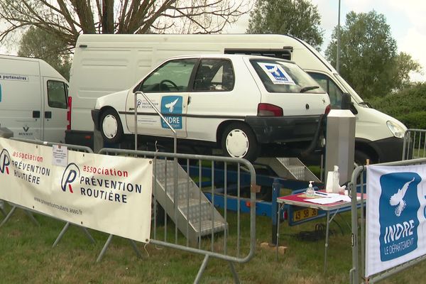 La voiture tonneau reproduit un accident de la route. 