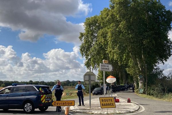 La gendarmerie a mise en place des déviations afin de sécuriser les opérations d'abattage des arbres liées au chantier de l'autoroute A69.