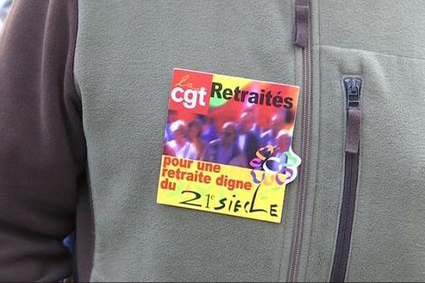 Une trentaine de retraités manifestants en fin de matinée rassemblés place de la Préfecture, jeudi 1er octobre